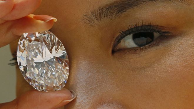Viên kim cương khổng lồ phá vỡ kỉ lục với giá bán 32 triệu đô la Mỹ
