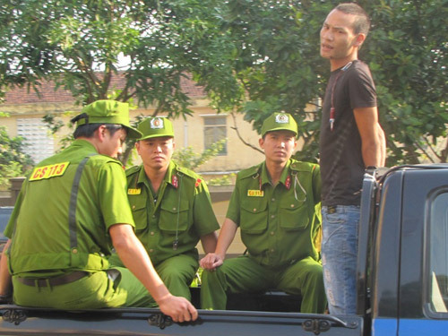 Bắt kẻ “ảo” ma tuý, cầm kéo khống chế con tin