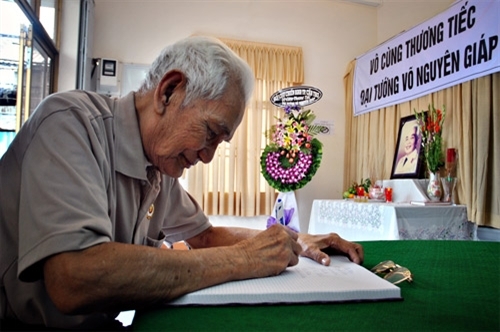 TP Cần Thơ: Hàng nghìn người thắp hương viếng Đại tướng