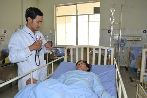 Ăn lẩu hoa loa kèn, 4 người nhập viện