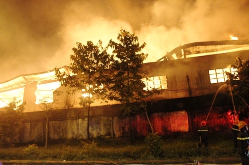 Cháy rụi kho gỗ 1.000m2 trong đêm