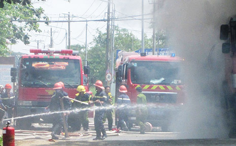 Xe bồn chở xăng bốc cháy dữ dội khi đang chạy