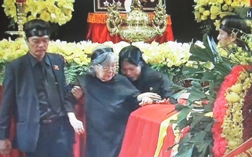 Nước mắt rơi khi phu nhân Đại tướng lặng lẽ ôm quan tài