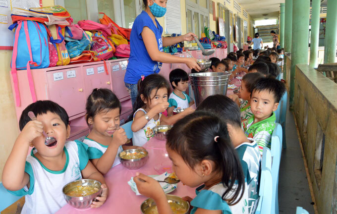 Đến bữa ăn của học sinh cũng phải chịu 2 lần thuế?