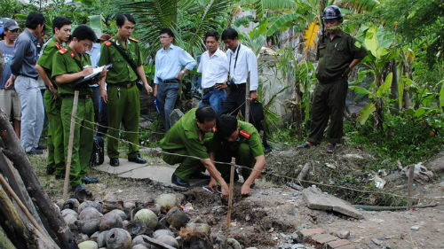 Lòng đất phát nổ đẩy bé 8 tuổi văng xa hàng chục mét