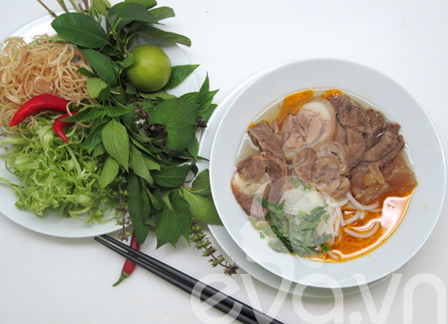 Tự tay chế bún bò Huế thơm ngon