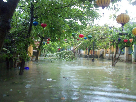 Quảng Nam ngập trong nước, 6 người tử vong và mất tích