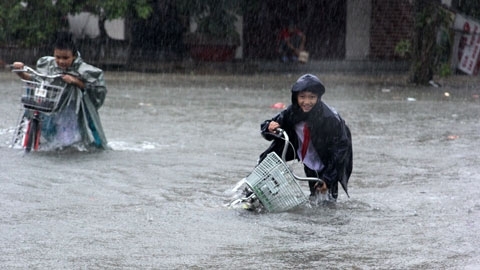 Hà Tĩnh: Học sinh ngã khi chạy lụt do phố ngập sâu 0,5-1m