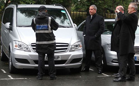 Cựu Ngoại trưởng Mỹ Hillary Clinton bị phạt tại Anh