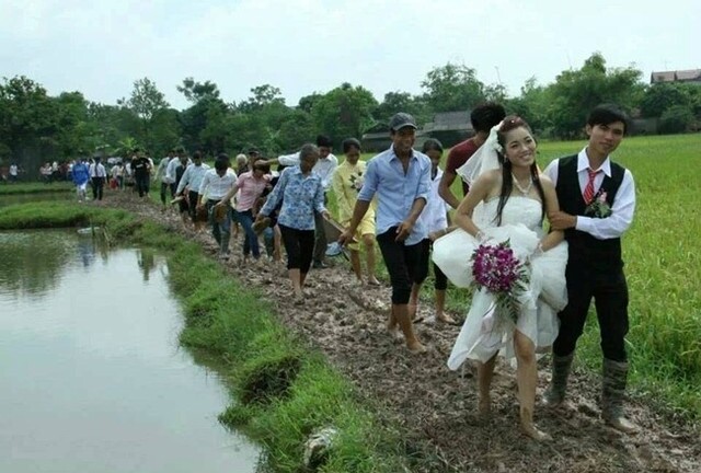 Lội bùn ngày cưới, cô dâu chú rể vui cười rạng rỡ