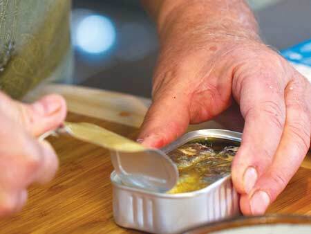 Ăn đồ hộp nhiễm độc có thể bị liệt