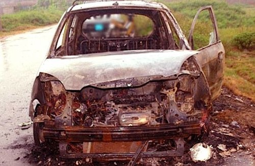 Tài xế taxi Mai Linh bị lột quần áo, đốt xe