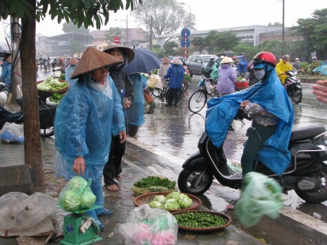 Không khí lạnh đột ngột, người dân Hà Nội xếp hàng mua rau