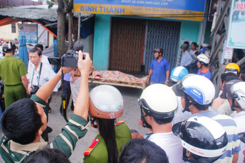 Một thanh niên nằm chết trước cửa nhà dân