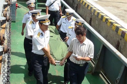 Đưa thi thể một chiến sĩ hi sinh từ Trường Sa về đất liền