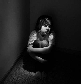 Cha đẻ hàn kín cửa nhốt con gái 21 tuổi suốt 2 tháng nay