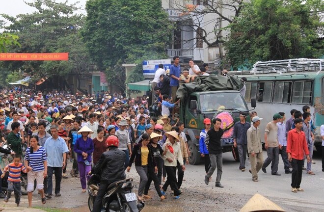 Mang quan tài sản phụ tử vong diễu phố ở Thanh Hóa