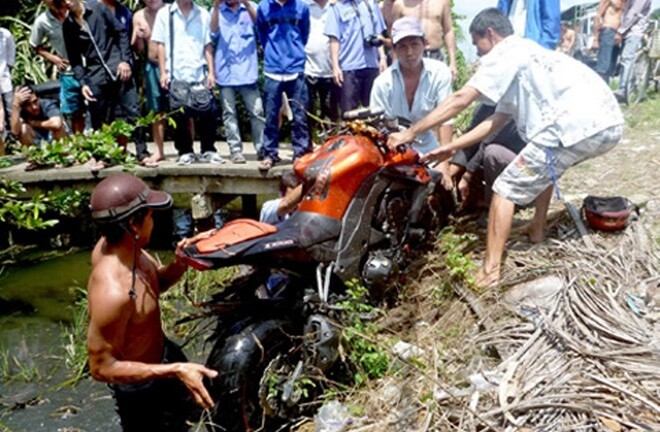 Công an chạy mô tô phân khối lớn tông chết người