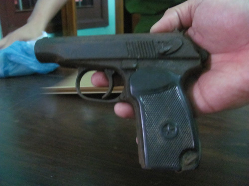 Đào hố trồng cây, được súng