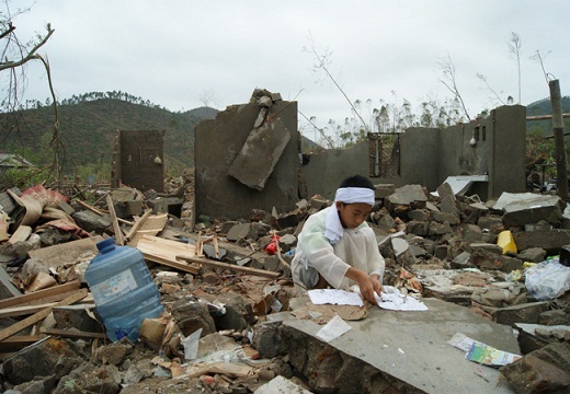 Lũ đi qua, lòng thắt lại đắng chát