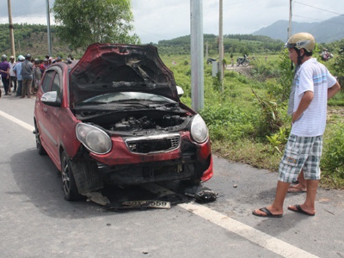 Cả ôtô và xe máy bốc cháy sau khi tông nhau