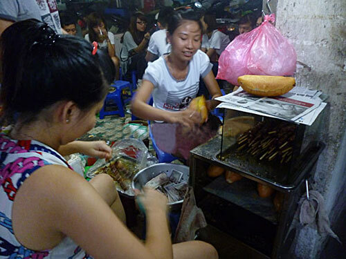 Hà Nội: Loạn đồ ăn vặt cổng trường bao giờ dứt?