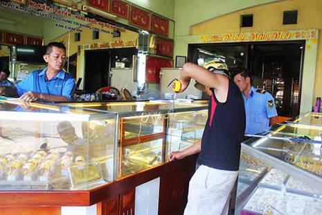 Đập vỡ tủ kính, cướp tiệm vàng giữa ban ngày