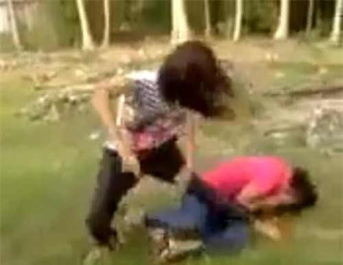 Nữ sinh đánh bạn bất tỉnh vì... xinh hơn