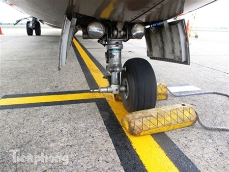 Máy bay Vietnam Airlines rơi lốp ở sân bay Cát Bi