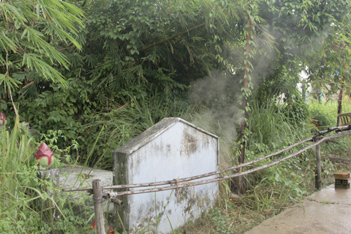 TP.HCM: Mộ bốc khói nghi ngút khiến người dân lo lắng