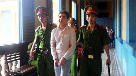 Ngồi tù vì... bạn gái bốc lửa