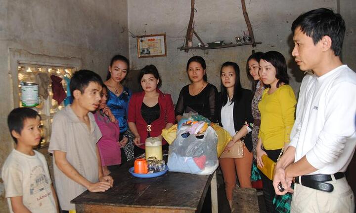 Những hình ảnh cảm động với dân nghèo vùng lũ