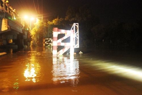 Đôi nam nữ rủ nhau nhảy cầu, một người mất tích