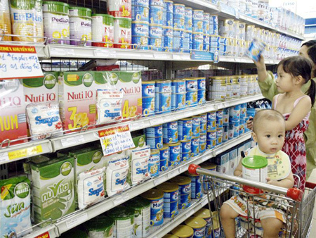 Chuyện giá sữa và nỗi buồn của các bà mẹ