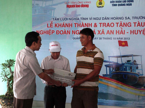 Tặng tàu cá hơn 5 tỷ cho ngư dân Lý Sơn