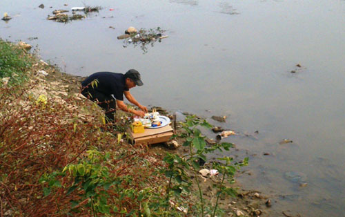 Kinh hoàng phát hiện xác thai nhi không đầu trôi sông