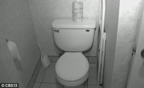 Cán bộ Đài PTTH tỉnh gắn camera trong toilet nữ