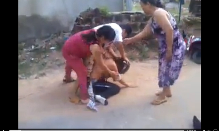 Đánh ghen, lột trần 