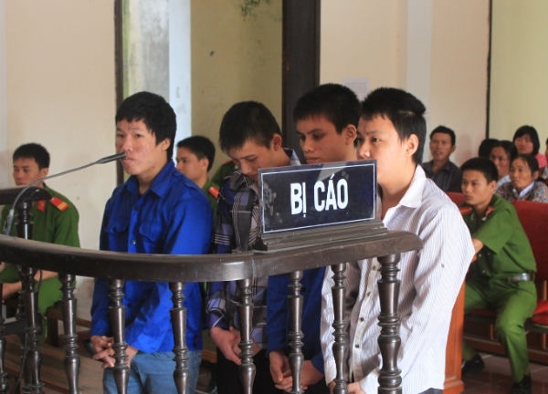 Ba anh em họ rủ nhau hiếp dâm thiếu nữ