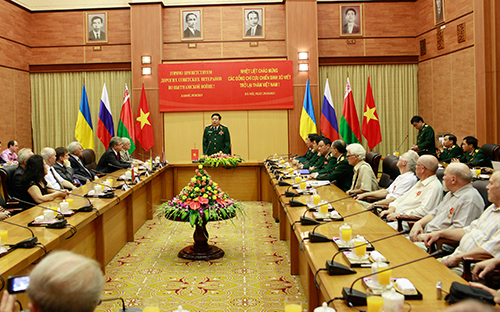 Bộ trưởng Bộ Quốc phòng tiếp các cựu chiến binh Xô Viết