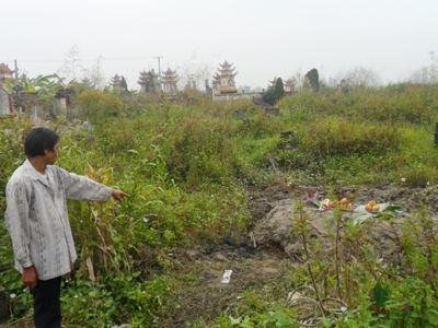 Phát hiện một phụ nữ chết tựa lưng vào ngôi mộ