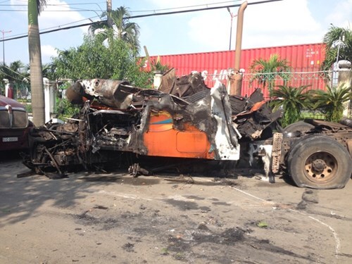 Xe đầu kéo tông giải phân cách rồi bốc cháy dữ dội