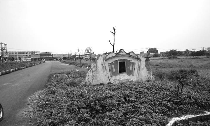 Mộ tổ nằm giữa... đường phố ở Bắc Ninh