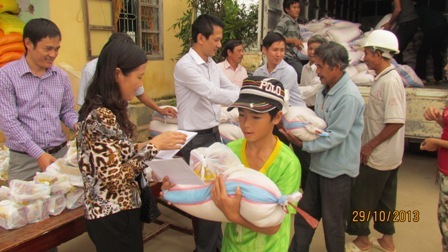 Công ty dược Nam Hà đến với đồng bào lũ lụt miền Trung