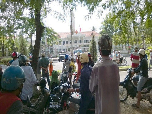 Cà Mau: Đeo khăn tang đến Tỉnh ủy, UBND tỉnh khiếu nại