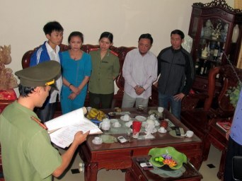 Tiết lộ sốc về “vợ hờ” của