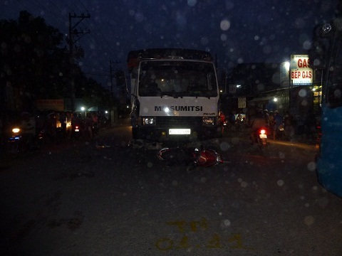 Va chạm với xe tải: Cha chết, con nguy kịch