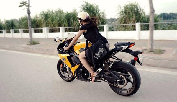 Rộ trào lưu thiếu nữ thể hiện cá tính bằng... xe phân khối lớn