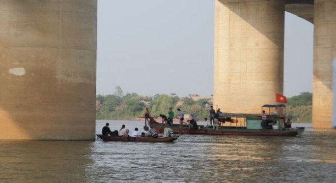 Gia đình vẫn thuê người tìm xác chị Huyền gần cầu Thanh Trì