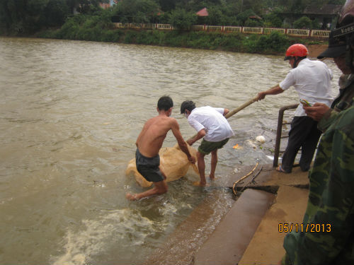 Phát hiện xác chết đang phân hủy tại cửa xả lũ 